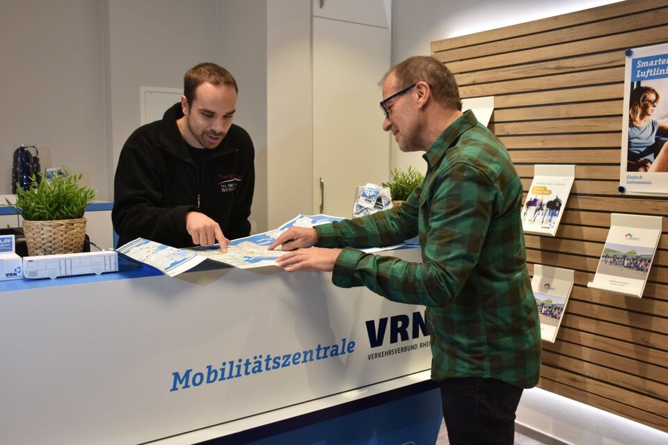 Besucher der Mobilitätszentrale in Wertheim können sich über Verbindungen informieren, Nah- und Fernverkehrsfahrscheine kaufen, ein E-Car- oder ein E-Bike-Sharing leihen sowie Taxis und Ruftaxis buchen. 