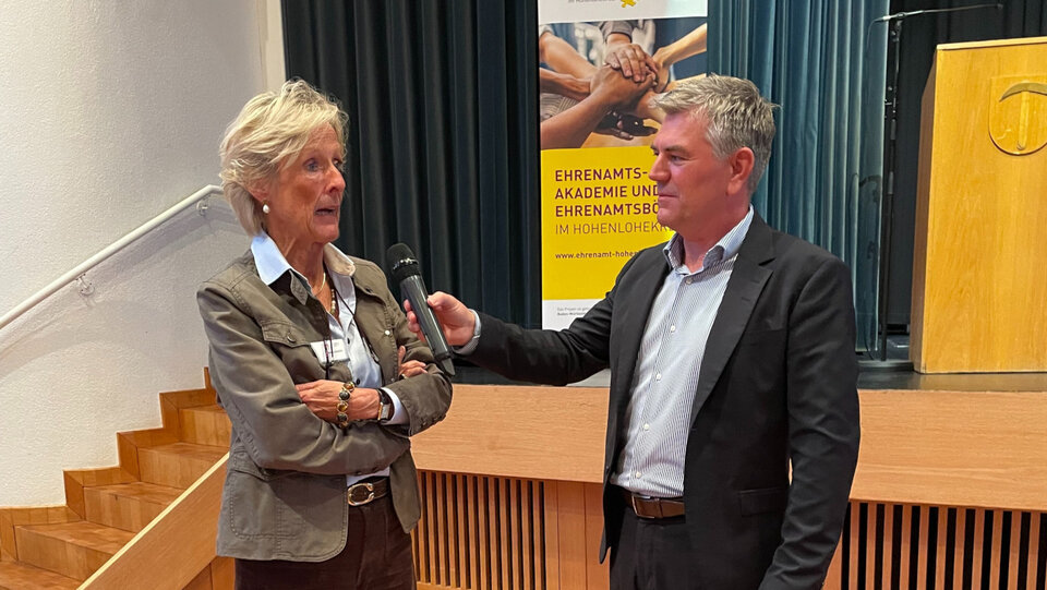 Landrat Schölzel interviewt Ehrenamtliche, Ehrenamtsabend des Hohenlohekreises 2025