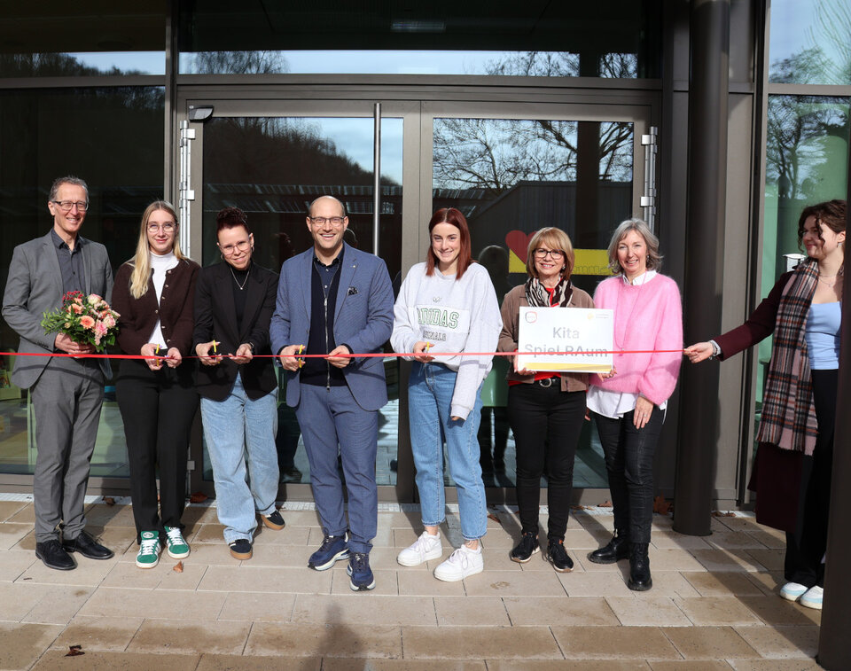 Landrat Marcel Musolf und die Kita-Leiterin Daniela Peschke durchschneiden zur Er-öffnung das rote Band.