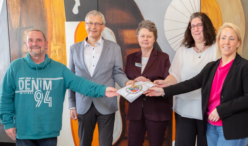 Stellten den Inklusionsbericht für den Rhein-Neckar-Kreis der Öffentlichkeit vor: (v.l.n.r.) Werner Zieger (Sprecher des Inklusionsbeirats), Landrat-Stellvertreter Stefan Hildebrandt, Silke Ssymank (Kommunale Behindertenbeauftragte), Ulrike Menges (stv. Sprecherin des Inklusionsbeirats) und Dezernentin Doreen Kuss.