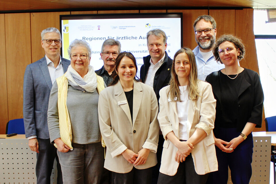 Bei der Auftaktveranstaltung des Projekts "Regionen für ärztliche Ausbildung" (von links): v.l.n.r.: Prof. Dr. Stephan Zipfel (Prodekan Universität Tübingen), Dr. Gabriele Wagner (Dezernentin für Gesundheit und Lebensraum), Dr. Ullrich Mohr (Kreisärztesprecher), Melanie Höss (Gesundheitsplanung), Landrat Günther-Martin Pauli, Lisa Wagner (Kommunale Gesundheitskonferenz), Dr. Thorsten Doneith und Dr. Hanna Haumann (Institut für Allgemeinmedizin und Interprofessionelle Versorgung)