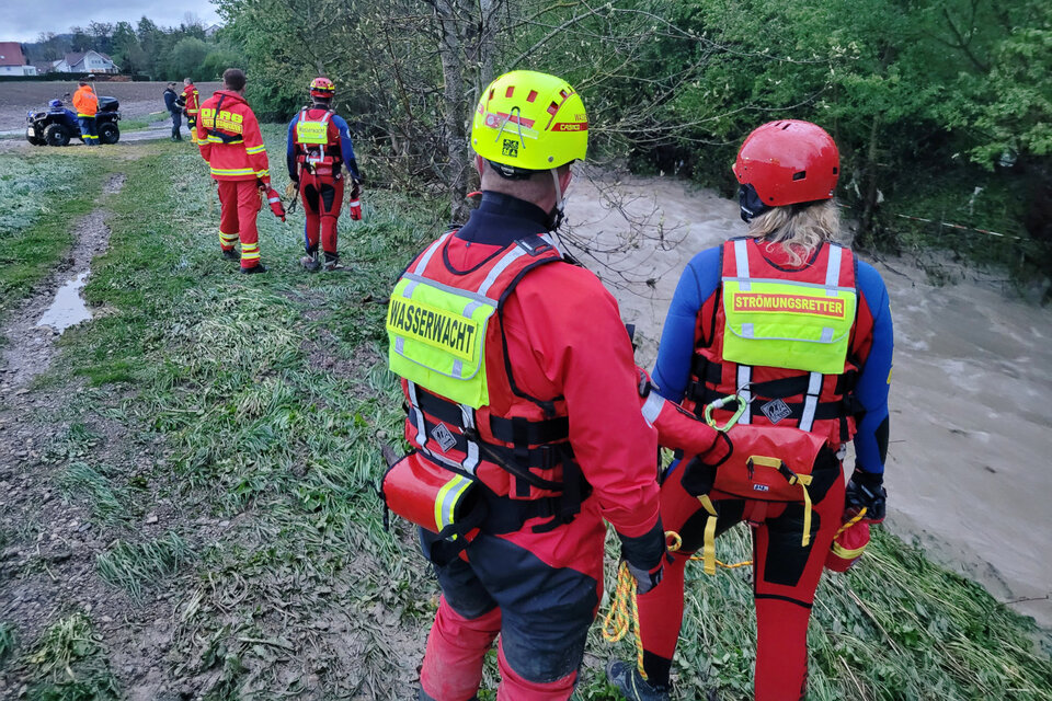 Im Zusammenspiel: Einsatzkräfte der Wasserwacht und der DLRG griffen während des Starkregen- und Überflutungsereignisses im Mai in Bisingen entscheidend ein. 