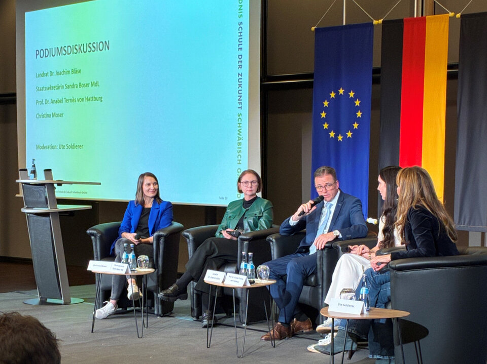 Bei der Podiumsdiskussion ging es um die Frage, wie Futures Literacy in der Bildung ganz konkret verankert werden kann. Es moderierte Ute Soldierer.