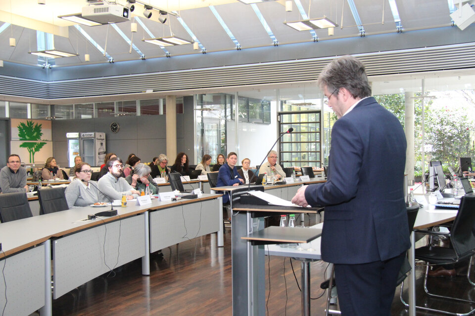 Landrat Prof. Dr. Christian Dusch begrüßt die Al-tenhilfefachberater der Landkreise im Landratsamt