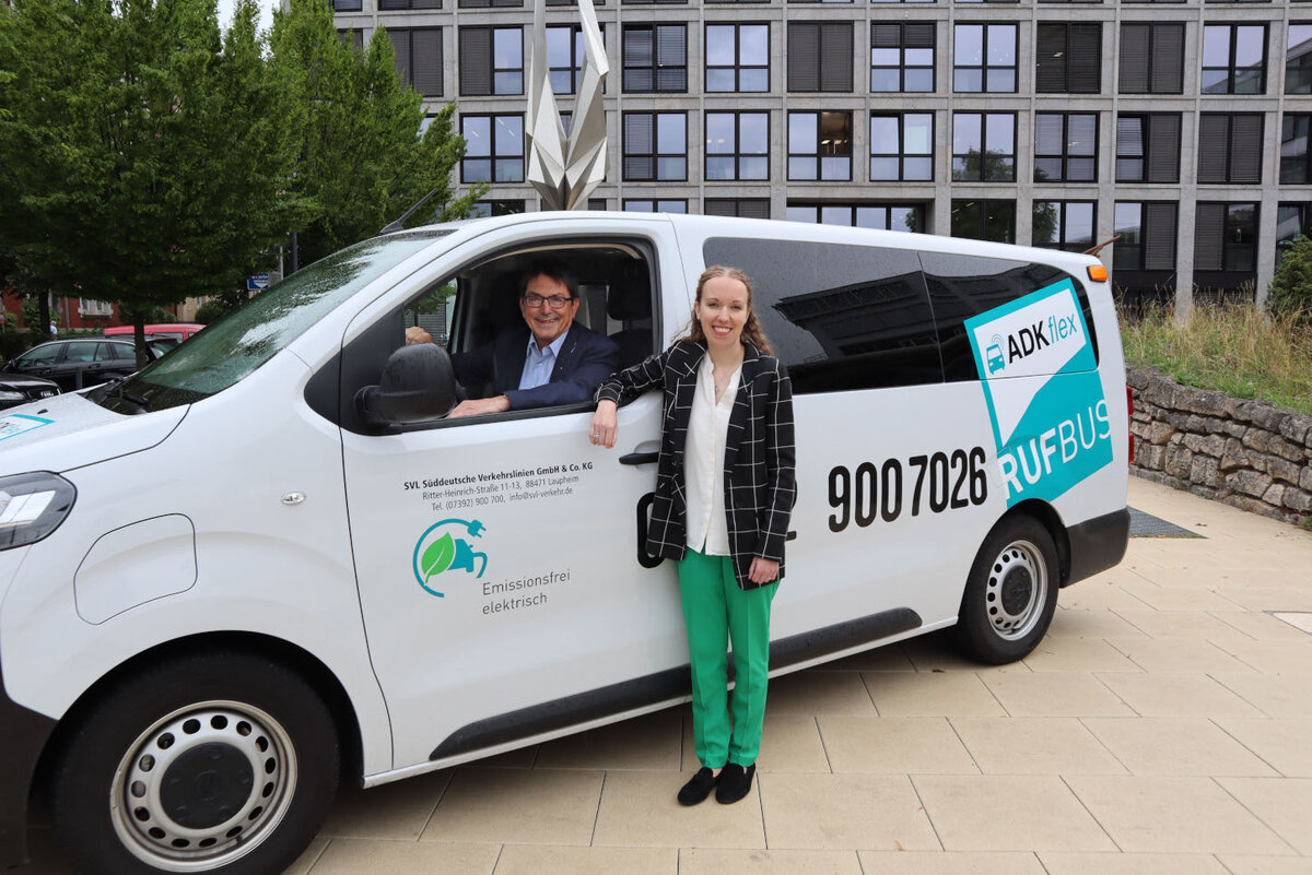 Horst Bottenschein, dessen Busunternehmen unter anderem die ADKflex-Rufbusse fährt, und Dr. Kathrin Schmidtke, Leiterin des Fachdienstes Verkehr und Mobilität im Landratsamt, stellen die neue Beklebung der Busse vor. 