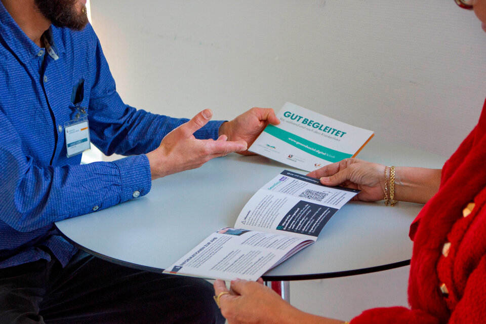 Die neue Broschüre gibt Patientinnen und Patienten sowie Angehörigen eine Orientierung rund um den Krankenhausaufenthalt. 