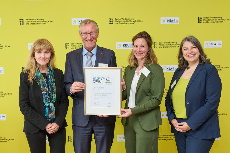 Ministerialdirigentin Sibylle Hepting-Hug vom Umweltministerium, Landrat Roland Bernhard (Landkreis Böblingen) mit Lisa Bartholomä vom Landkreis und Maren Kornmann, Vorstandsmitglied des internationalen eea Trägervereins.