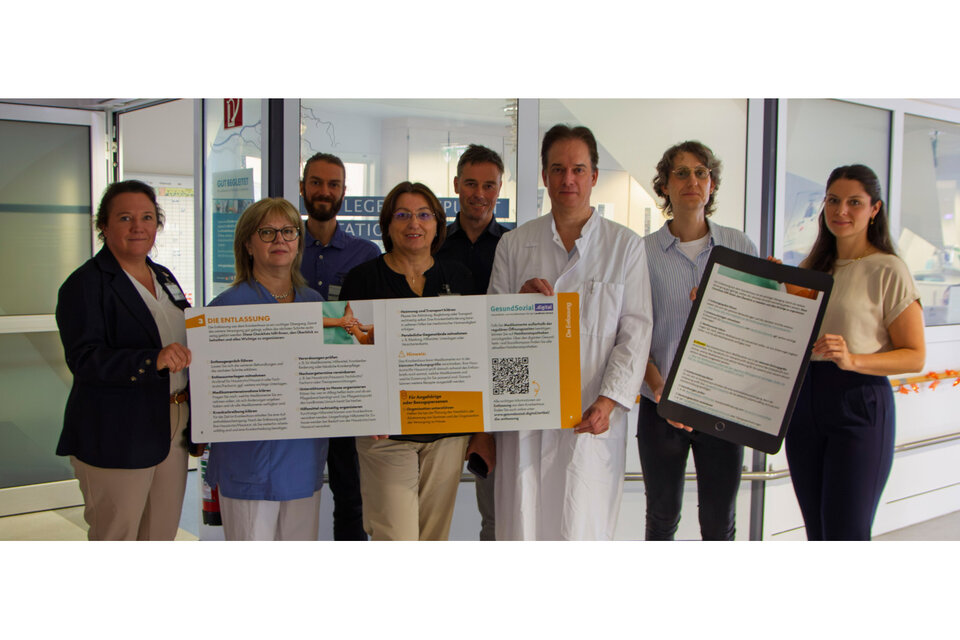 Die Projektbeteiligten auf der Station Maienbühl (von links): Katharina Hemminger (Leiterin Sozialberatung Dreiland-Klinikum), Sanja Stubicar (Stationsleiterin Station „Maienbühl“), Lennart Fedder (Sozialberatung Station Maienbühl), Dubravka Kavur (Pflegedirektorin Dreiland-Klinikum), Alexander Mion (Stabsstellenleiter Gesundheitskonferenz, Landkreis Lörrach), Dr. Norbert Krauss (Chefarzt für Gastroenterologie, Onkologie und Palliativmedizin), Oli Lou Kramer (Projektleitung Digitaler Gesundheits- und Sozialatlas, Landkreis Lörrach), Isabell Dörflinger (Koordinatorin sektorenübergreifende Gesundheitsversorgung, Landkreis Lörrach)