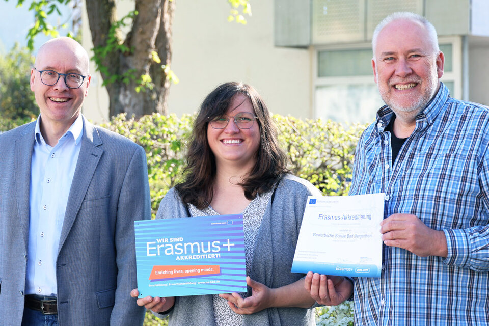 Strahlende Gesichter in der Gewerblichen Schule Bad Mergentheim: Schulleiter Peter Wöhrle (l.) freut sich gemeinsam mit den Erasmus-Verantwortlichen der Schule, Karina Thomann und Thomas Beiersdorf