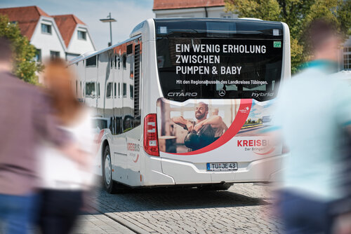 Der „neue Kreisbus“ fährt im Landkreis Tübingen unter dem Motto „Der Bringer!“. Damit möchte der Landkreis Tübingen auf sein verbessertes ÖPNV-Angebot aufmerksam machen.