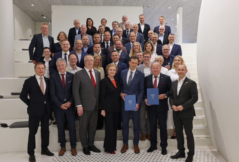Auf dem Foto sehen Sie mit der unterzeichneten Partnerschaftsvereinbarung die Delegation aus dem Landkreis Böblingen unter anderem mit dem stellvertretenden Landrat Martin Wuttke (vorne 3. von rechts) und dem Vorsitzenden des Kreisverbands Böblingen im Gemeindetag Bernd Dürr (vorne 2. von links) und die litauischen Partner unter anderem mit dem Stellvertretenden Innenminister Litauens Vaidotas Jakštas (vorne 3. von links), dem stellvertretenden Vorsitzenden des Entwicklungsrates der Region Kaunas Valerijus Makūnas (vorne 2. von rechts) und der Bürgermeisterin der Gemeinde Birštonas Nijolė Dirginčienė (vorne Mitte). 