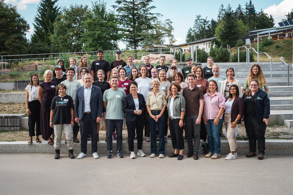 Die Teilnehmenden des Finnlandtages: 26 junge Menschen aus dem Schwarzwald und aus Finnland. Mit dabei, erste Reihe von links: Landrat Andreas Junt, Niko Pallas von den Young Explorern, Ministerin Marion Gentges, Dr. Britta Böhr, Dajana Greger und Dr. Daniel Belling