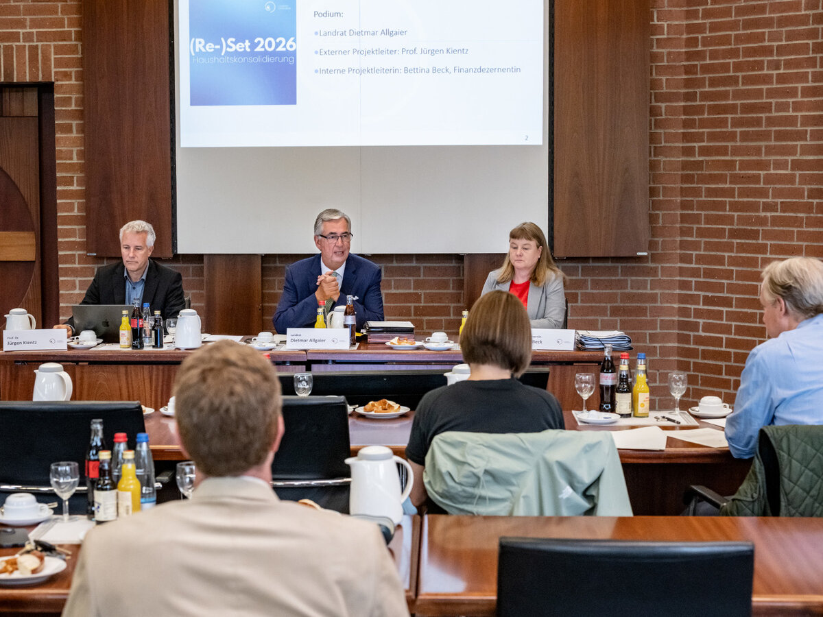 Bei einer Pressekonferenz zur Haushaltskonsolidierung präsentierte Landrat Dietmar Allgaier (Mitte) mit den beiden Projektleitungen Prof. Dr. Jürgen Kientz und Finanzdezernentin Bettina Beck insgesamt 471 Handlungsempfehlungen.