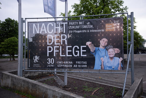 Großer Banner an der EWS-Arena Göppingen