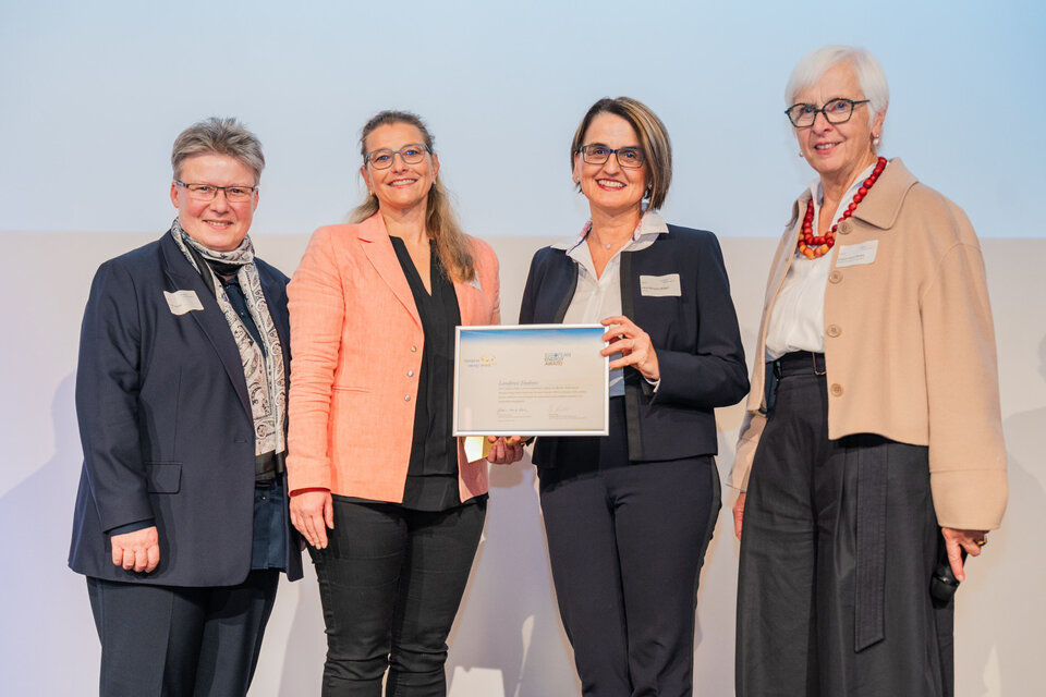 Gudrun Heute-Bluhm, ehemalige Oberbürgermeisterin von Lörrach und nun Präsidentin des Internationalen eea-Forums in Brüssel (rechts), und Thekla Heinel (Bereichsleiterin der Beratungs- und Service-Gesellschaft Umwelt mbh B.&S.U. Berlin, die den eea in Deutschland begleitet; links im Bild) gratulieren Miriam Mayer (Zweite von links) und Edith Marqués Berger vom Landratsamt Enzkreis zum European Energy Award in Gold. 