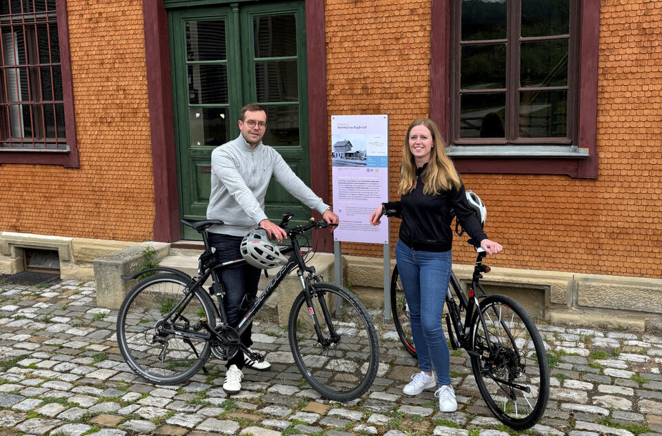 David Schneider, Geschäftsführer des Hohenhole + Schwäbisch Hall Tourismus e. V., und Sarah Schmidt, Geschäftsführerin der Touristikgemeinschaft Hohenlohe e. V., eröﬀneten die gemeinsame Radrundtour
„HohenloheTour“.
