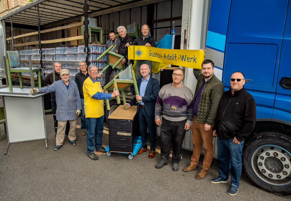 Das Bild zeigt bei der Übergabe Dezernent Andreas Eschbach (untere Reihe, 5. von links), GAW-Projektleiter und Diakon Ulrich Hirsch (untere Reihe, 4. von links), Pfarrer Samuel Miško aus Prešov (untere Reihe, 2. von rechts) sowie die ehrenamtlichen Helfer. 