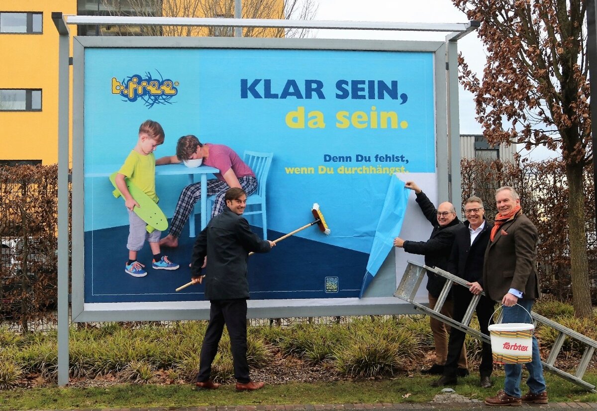 Setzen sich mit der Kampagne „Klar sein – da sein“ für einen verantwortungsvollen Umgang mit Suchtmittelkonsum ein (v.l.n.r.): Landrat Zeno Danner, Andreas Görwitz (Rotaryclub), Christoph Schwarz (Geschäftsführer der SCHWARZ Außenwerbung GmbH) und Philipp von Magnis (Rotaryclub), Bild von 2022.