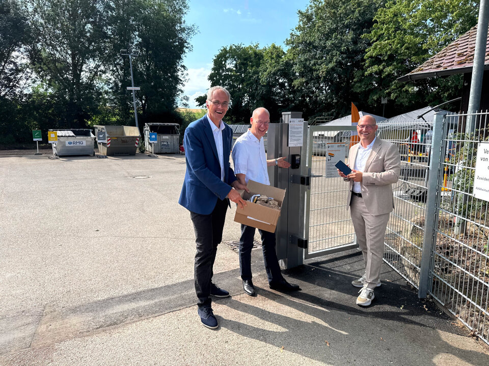 Landrat Marcel Musolf eröffnet den ersten Recyclinghof24 im Landkreis Esslingen