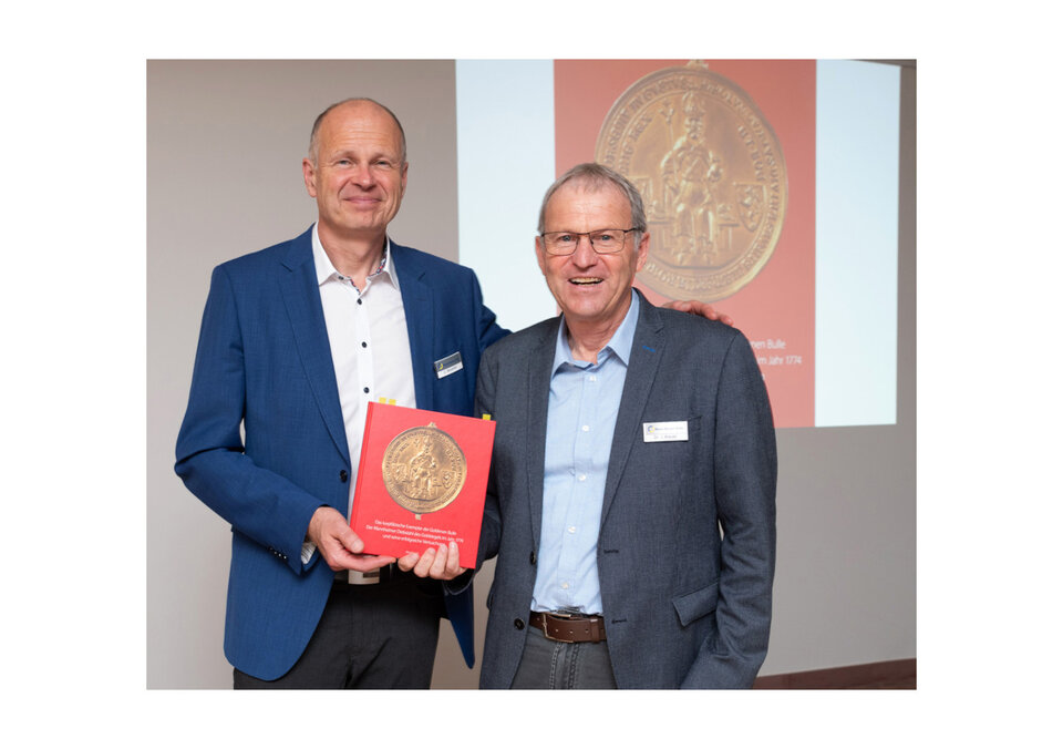 Kreisarchivar Dr. Jörg Kreutz (rechts) präsentierte gemeinsam mit Verwaltungs- und Schuldezernent Ulrich Bäuerlein das neue Buch der Öffentlichkeit.