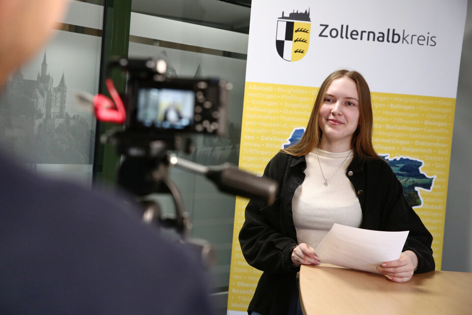 Anna-Lena Ruff, Auszubildende beim Kommunalamt Zollernalbkreis, beantwortet vor der Kamera einzelne Fragen der Schülerinnen und Schüler zu den anstehenden Wahlen.