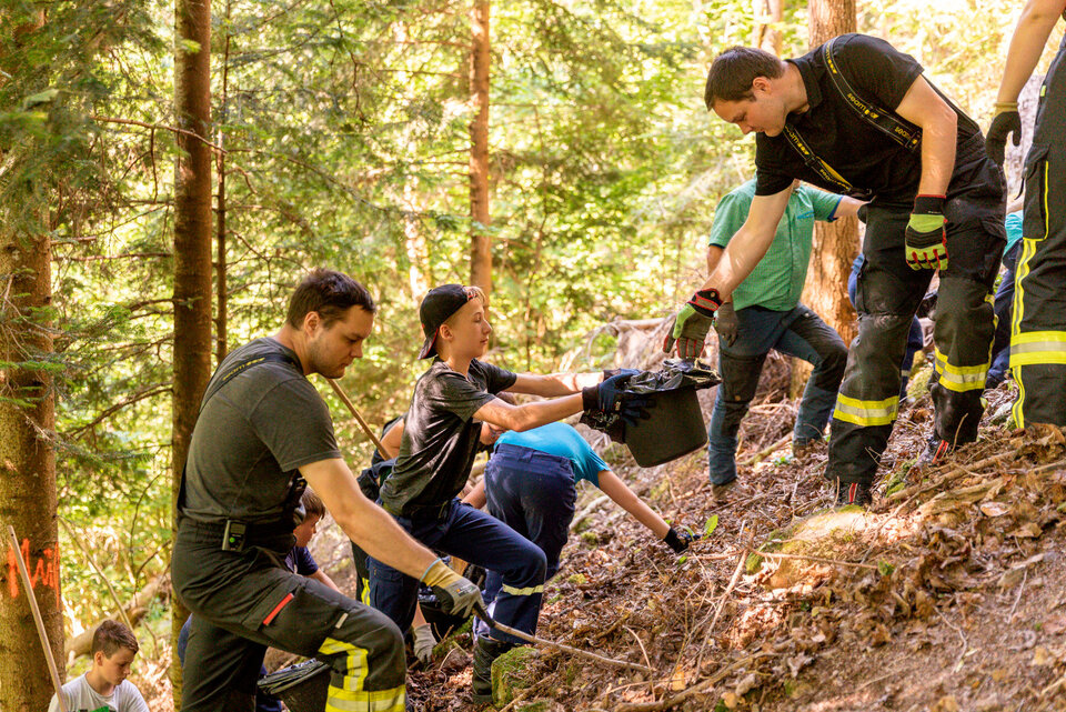 Eifrige Sammler: Mitglieder der Jugendfeuerwehr Hornberg packten tatkräftig an und sammelten auch in unwegsamem Gelände allerlei Abfälle wie Glas, Plastik oder Kleidung.