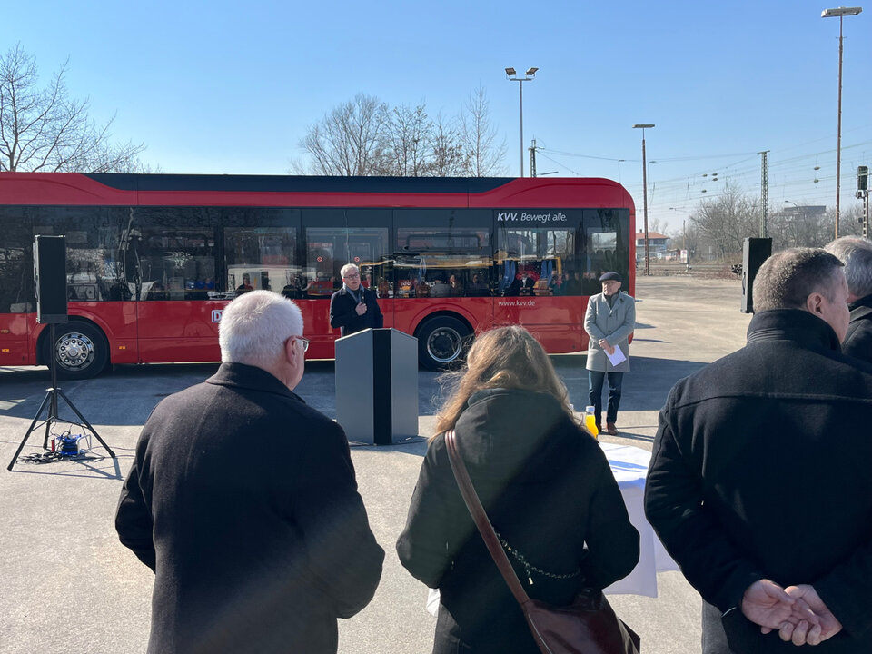 Mit dem Standort in Ettlingen bietet der Landkreis Karlsruhe erstmals Busunternehmen eine Ladeinfrastruktur an – hier zu sehen Landrat Dr. Christoph Schnaudigel bei seiner Rede.