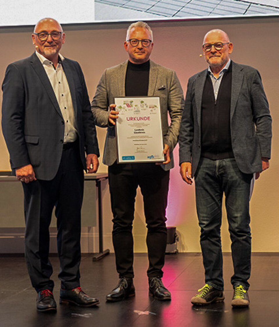 Auszeichnung des Ostalbkreises im Rahmen des Radkongresses in Heidelberg. (V. l.) Günter Riemer, Vorstandsvorsitzender der AGFK-BW, Verkehrsdezernent Thomas Wagenblast, Landratsamt Ostalbkreis, und Landesverkehrsminister Winfried Hermann MdL