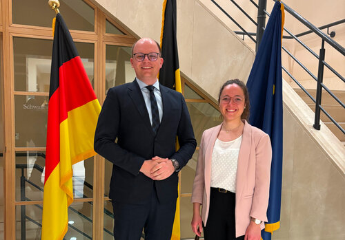 Die Teilnehmenden des Fachgesprächs "EU-Vergabe (v. l.): Christian Manz, Referent beim Gemeindetag Baden-Württemberg, und Rebecca Schuler, Referentin beim Landkreistag Baden-Württemberg