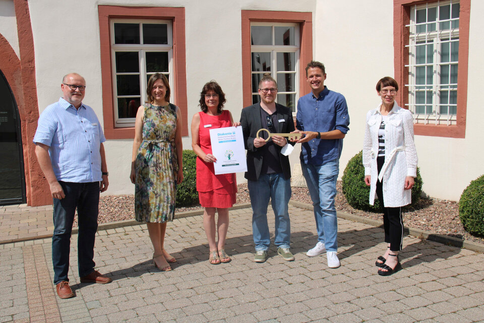 Das Familienzentrum in der Gemeinde Ahorn wurde im April 2022 eröffnet: Hierüber freuten sich Wolfgang Pempe (Geschäftsführer des Diakonischen Werks), Bürgermeisterin Heidrun Beck (Boxberg), Renate Geiger (Sozialberaterin im Diakonischen Werk), Daniel Gehrlein (Familiennetzwerk Boxberg – Ahorn), Bürgermeister Benjamin Czernin (Ahorn) und Sozialdezernentin Elisabeth Krug (Landratsamt Main-Tauber-Kreis). 