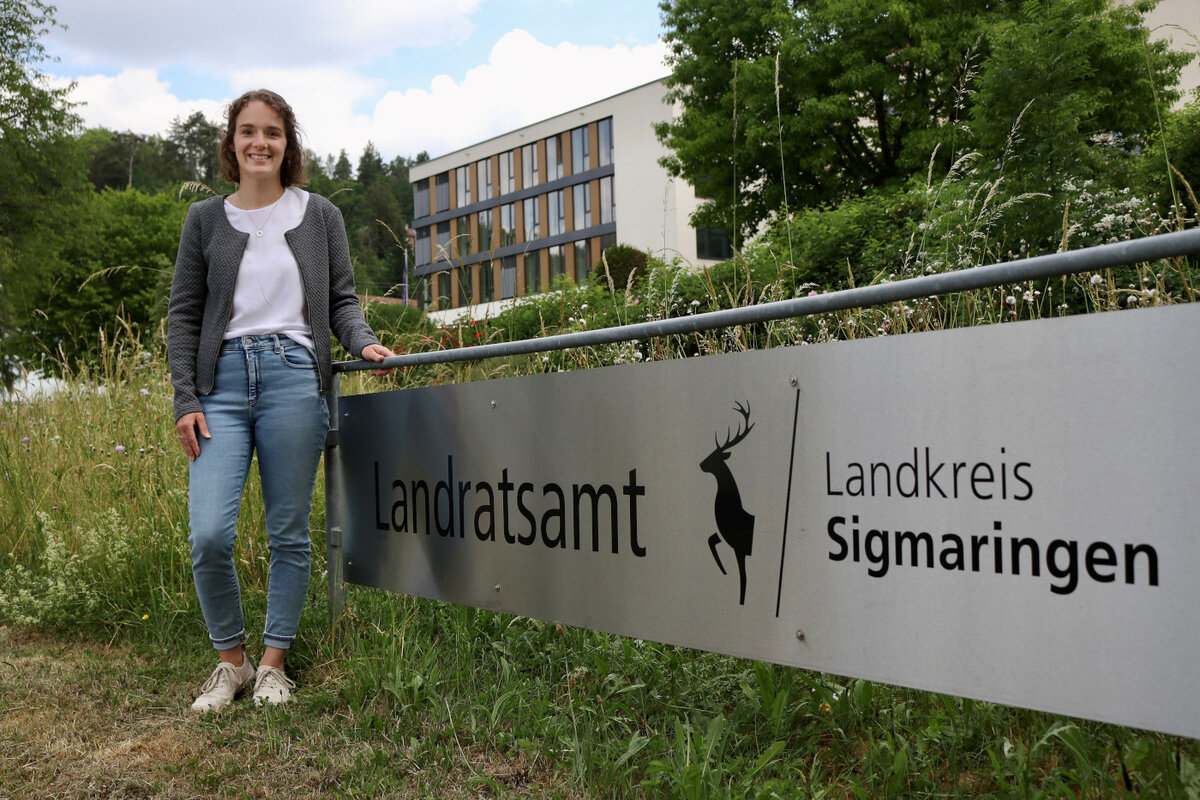 Lisa Bartels aus Krauchenwies ist die erste Teilzeit-Auszubildende beim Landkreis Sigmaringen. „Ich habe die Möglichkeit, trotz der Ausbildung viel Zeit mit meiner Familie zu verbringen – was mir besonders viel bedeutet“, sagt die 27-Jährige.