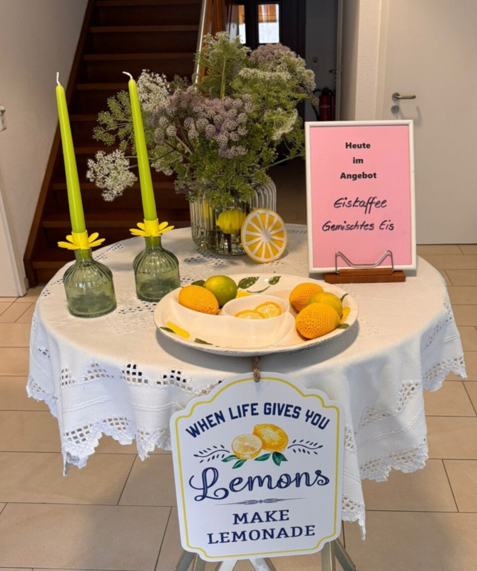 Liebevoll werden die Gäste im Dorftreff empfangen.