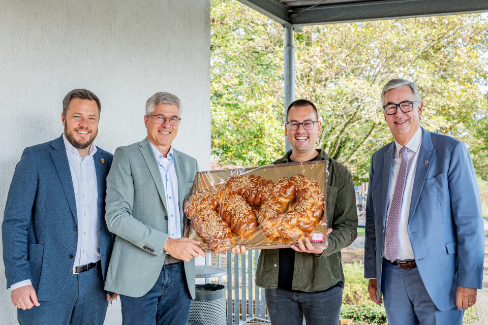Symbolische Schlüsselübergabe: (v.l.n.r.) Steinheims Bürgermeister Thomas Winterhalter, Architekt Jochen Wilfert, Schulleiter Nico Safai und Landrat Dietmar Allgaier 