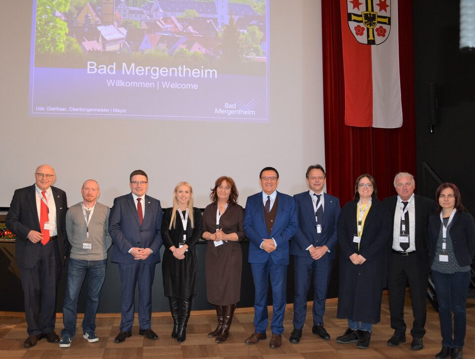 Redner sowie Teilnehmerinnen und Teilnehmer der Spring-Tagung in Bad Mergentheim (von links): Oberbürgermeister Udo Glatthaar, CERV-Sprecher Alexander Böning, Landrat Christoph Schauder, Visna Shorova Angelova (Nordmazedonien), Agata Sobkow (Polen), Prof. Dr. Wolfgang Reinhart, MdL, Ignazio Zanetta (Italien), Lucía Fernández Sevilla (Spanien), Bernard Teyssier (Frankreich) und Neli Petrova (Bulgarien).