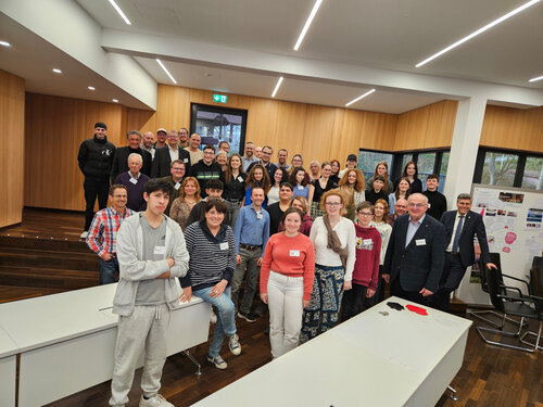 Diskutierten gemeinsam im Rahmen des Workshops: Schülerinnen und Schüler verschiedener Schulen im Landkreis, Fachleute aus dem Landratsamt und Politiker aus der Region. 