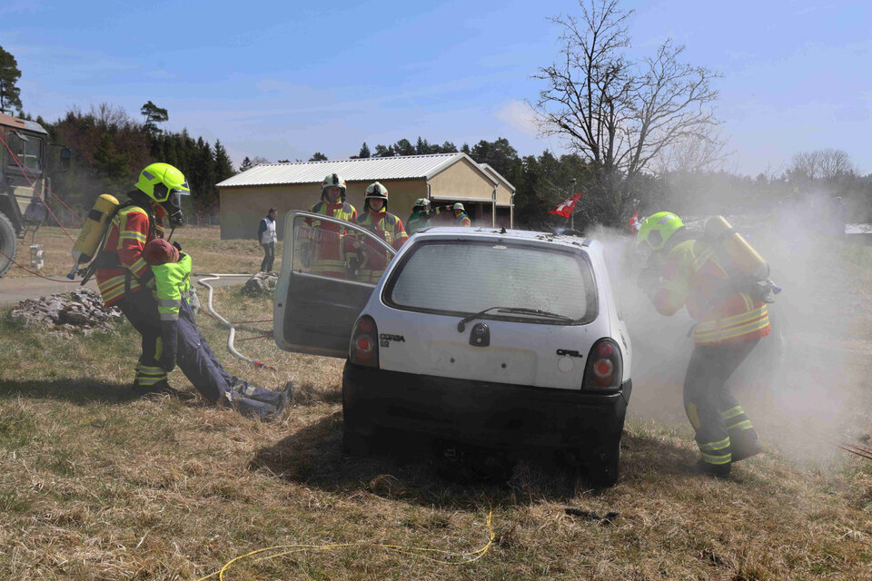 Das brennende Fahrzeug unter Baumstamm und Stromleitungen wird gelöscht (Station "Potz Blitz"). 