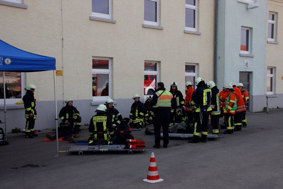 Die Polizei sensibilisiert bei der Übung Einsatzkräfte der Feuerwehr für lebensbedrohliche Einsatzlagen.