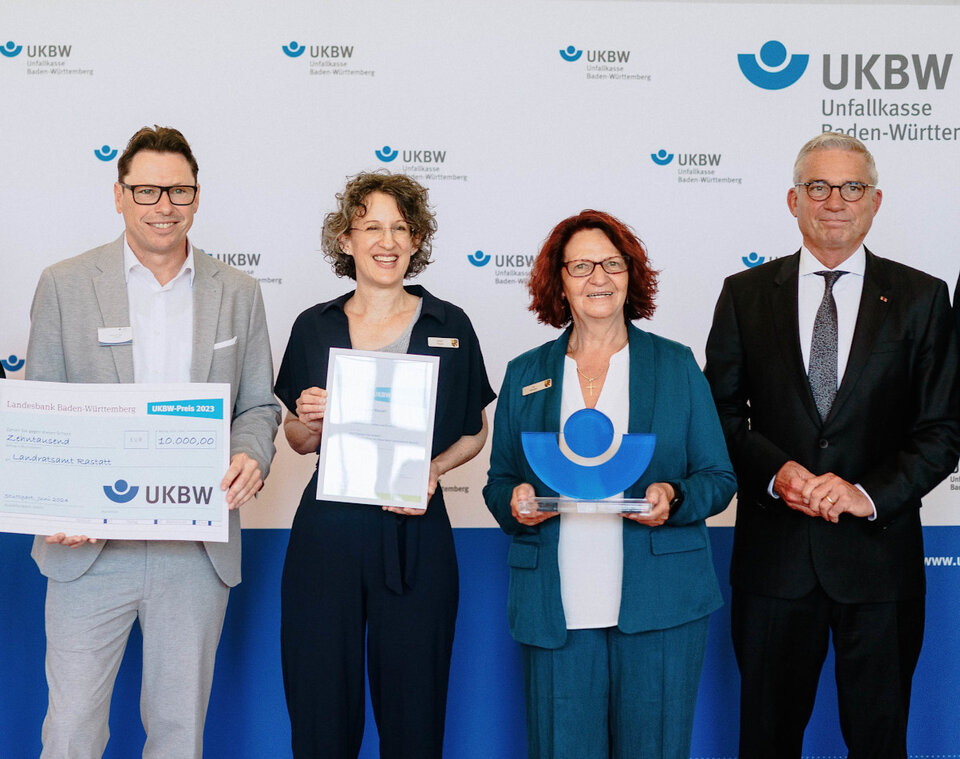 Markus Higel (stellvertretender Geschäftsführer der UKBW), Sarah Hoppe und Iris Mezger (Amt für Personal, Organisation und Digitalisierung im Landratsamt Rastatt) sowie Landesinnenminister Thomas Strobl (von links).