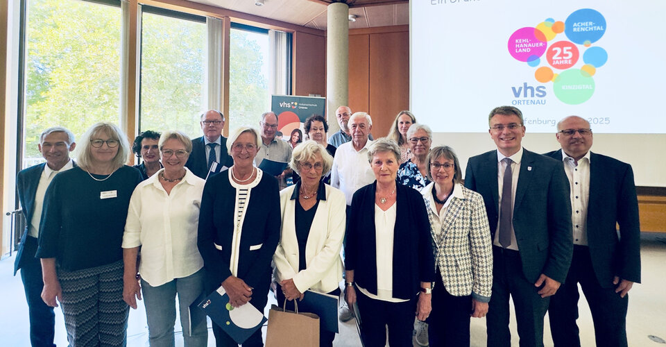 Landrat Thorsten Erny (2.v.r.) dankt zusammen mit vhs-Leiterin Elke Baumgartner (2.v.l.) und Schulamtsleiter Bernhard Kohler (ganz rechts) während der Jubiläumsfeier den langjährigen Kursleitungen.