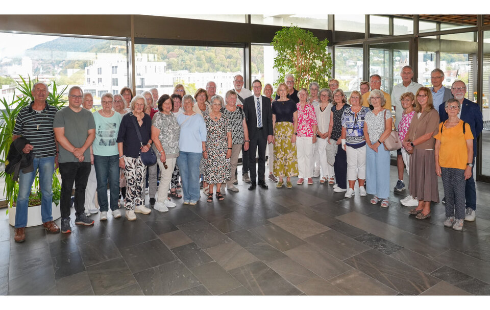 „Ihre ehrenamtliche Tätigkeit ist für die Gesellschaft so wertvoll“, lobte Landrat Manuel Just (Bildmitte) das vorbildliche Engagement der Grünen Damen und Herren sowie der ehrenamtlich Tätigen an den vier GRN-Kliniken des Rhein-Neckar-Kreises. Beim Austausch mit dabei war auch Judith Masuch, Geschäftsführerin der GRN gGmbH (rechts neben Landrat Just). 