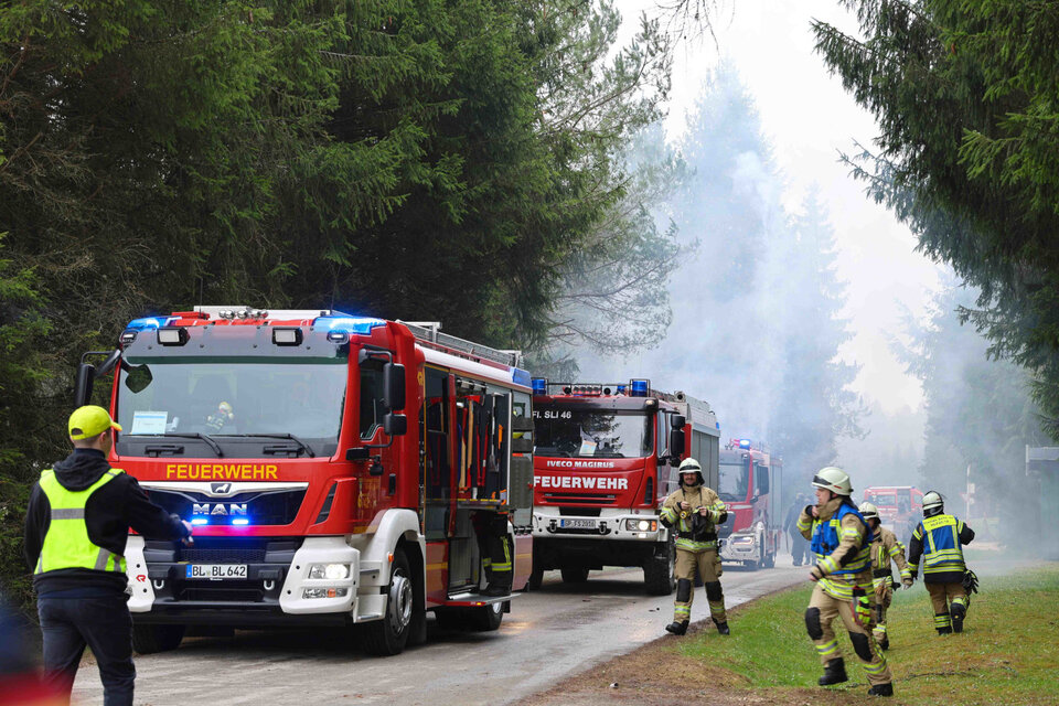 Ein Löschzug trifft am "Einsatzort" ein.