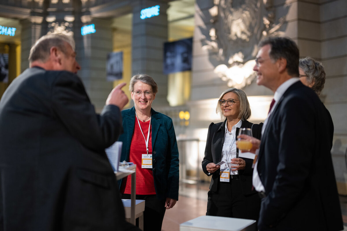 (V. l. n. r.) Prof. Andreas Hensel, Präsident Bundesinstitut für Risikobewertung (BfR), Prof. Dr. Gaby-Fleur Böl; Petra Weber, Leiterin Resilienzzentrum Ostalbkreis; Ralph Tiesler, Präsident Bundesamt für Bevölkerungsschutz und Katastrophenhilfe (BBK)