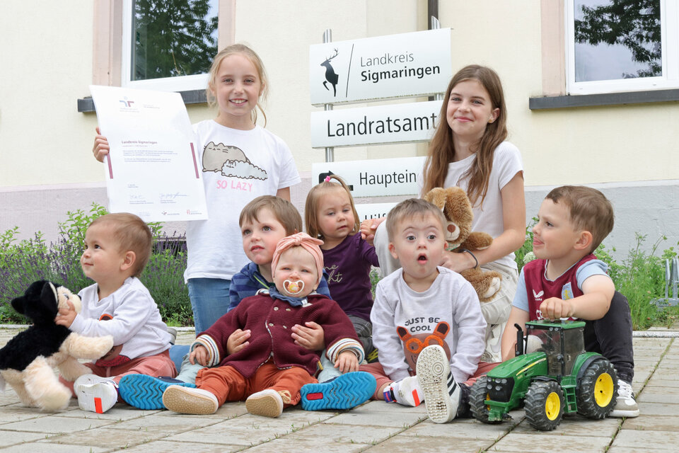 Ein ausgezeichneter Arbeitgeber: Die Vereinbarkeit von Beruf, Familie und Privatleben kommt vor allem den Kindern der Mitarbeiterinnen und Mitarbeiter des Landkreises Sigmaringen zugute – hier zu sehen mit dem jüngst verliehenen Zertifikat.