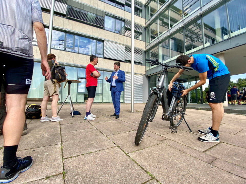 Das Rad ist gesattelt: Landrat Prof. Dr. Christian Dusch (rechts) im Gespräch mit dem Organisator der Radtour, Prof. Dr.-Ing. Franz Quint von der Hochschule Karlsruhe.