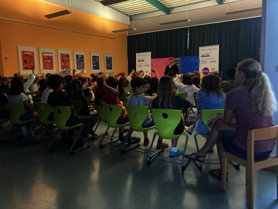 Kinder der Grundschule Mühlheim an der Donau folgen dem Präventionstheater Ed und ich. Im Hintergrund Monika Wieder.