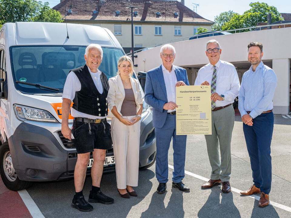Ab dem 1. September kann der Handwerker-Parkausweis beantragt werden. Von links: Stefan Leibfried, Obermeister der Zimmerer-Innung Ludwigsburg, Nicole Ackermann, Geschäftsführerin Kreishandwerkerschaft Ludwigsburg, Kreis-Handwerksmeister Albrecht Lang, Landrat Dietmar Allgaier und Wirtschaftsförderer Oliver Reichert 