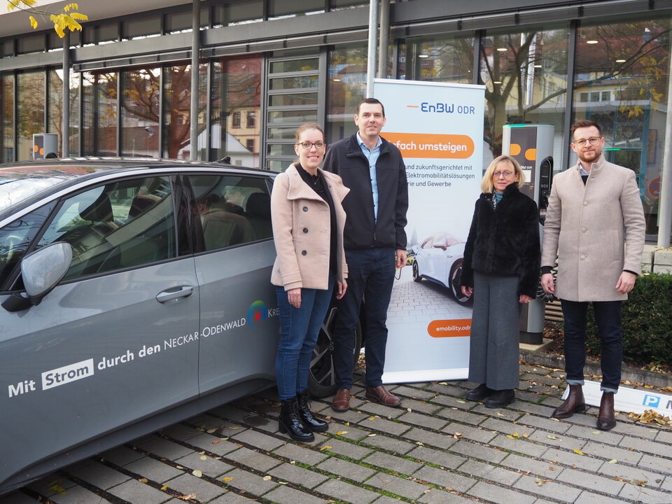 Offizielle Übergabe der neuen Ladesäulen an den Standorten des Landratsamts in Mosbach und Buchen mit (v. l.) Ina Wirsching, Mitarbeiterin im Fachdienst Interner Geschäftsbetrieb des Landratsamts Neckar-Odenwald-Kreis, Jonathan Schmidt, Kommunalberater der Netze BW, Bereich Kommunale Beziehungen, Regina Mladek, Leiterin des Fachdienstes Interner Geschäftsbetrieb und Sergej Ostapenko, Account Manager bei der EnBW-Tochter EnBW ODR.