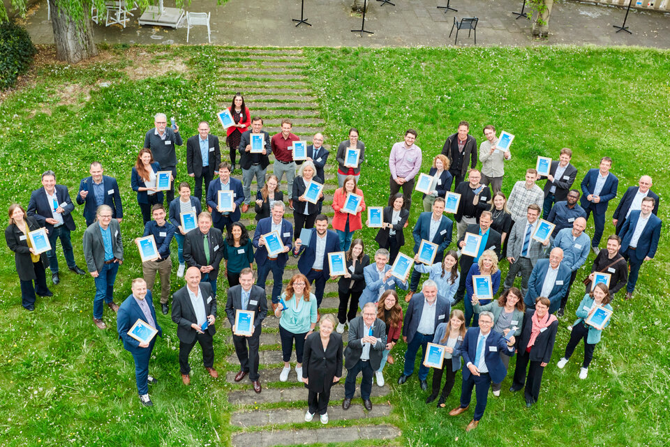 Die Vertreterinnen und Vertreter der am Leitstern Energieeffizienz 2022 teilnehmenden Stadt- und Landkreise