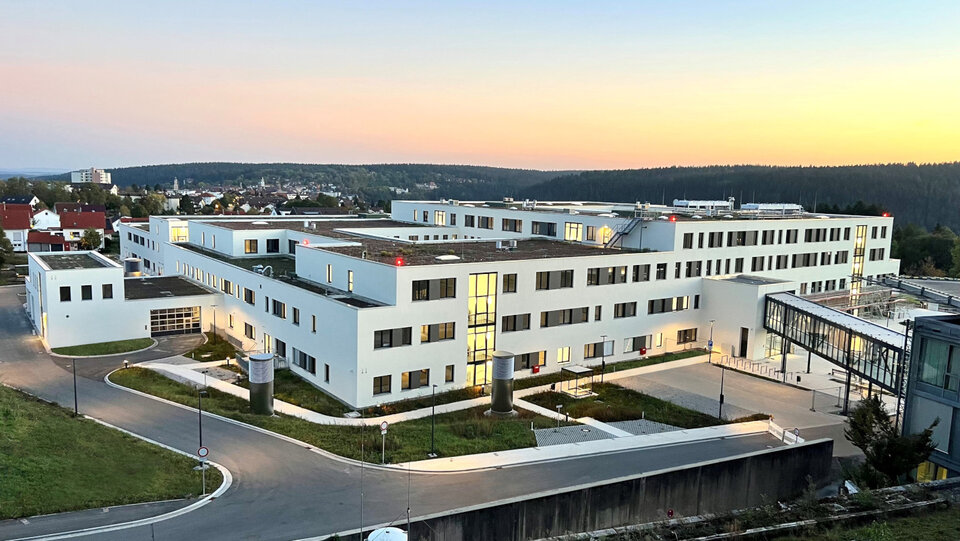 Ansicht des Teilneubaus von Norden. Der Skywalk verbindet ihn mit dem MVZ-Gebäude und dem Hubschrauberlandeplatz.