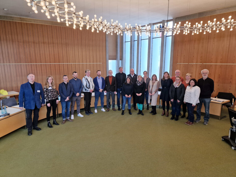 Vertreterinnen und Vertreter aus dem Landratsamt Schwarzwald-Baar-Kreis, dem Jobcenter, den kirchlichen Wohlfahrtsverbänden und der Stadt St. Georgen treffen sich zum Auftakt für ein innovatives Modellprojekt. 